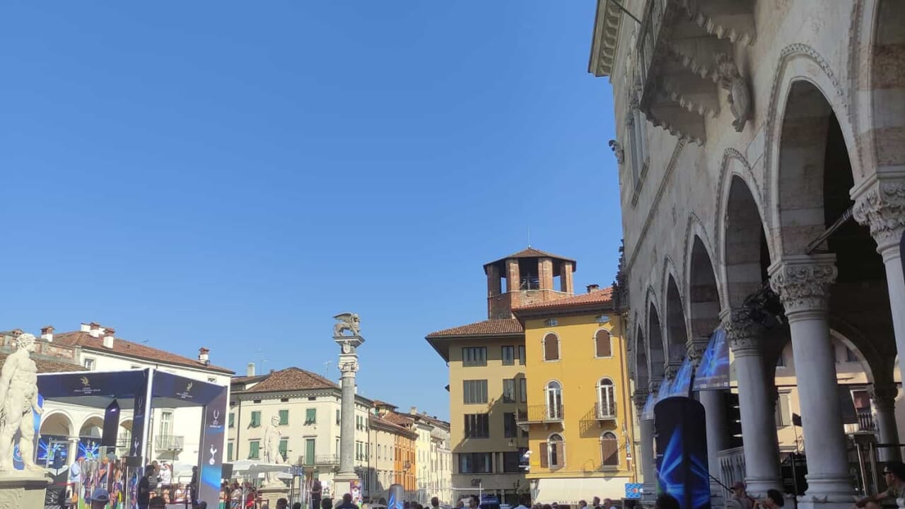 Supercoppa Europea a Udine: più agenti che tifosi nella Fan Zone del Parco Moretti