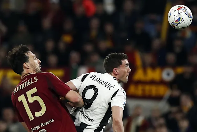 Introduzione: un’amichevole dal sapore di mercato La Juventus di Igor Tudor ha superato 2-0 la Next Gen in una classica partita in famiglia, disputata all’Allianz Stadium di Torino il 13 agosto 2025. La sfida ha visto in campo molti giocatori “in bilico”, compresi Dusan Vlahovic e Douglas Luiz, protagonisti dei gol bianconeri. Nonostante la vittoria, l’attenzione del pubblico è stata catturata soprattutto dai fischi rivolti a Vlahovic, segnale di una frattura ancora aperta con la tifoseria. H2 – La formazione di Tudor e la scelta dei “separati in casa” Per questa amichevole interna, Tudor ha optato per un ampio turnover rispetto alla vittoria contro il Borussia Dortmund in Germania. Solo Kelly è stato confermato tra i titolari, mentre spazio dal primo minuto a chi sta vivendo una situazione incerta di mercato: In porta: Carlo Pinsoglio In attacco: Dusan Vlahovic A centrocampo: Douglas Luiz e Nico Gonzalez Sulla trequarti: Miretti a supporto L’allenatore croato ha scelto di dare minuti preziosi a chi potrebbe essere ceduto o rientrare in trattative, trasformando la partita in una sorta di “vetrina” pre-mercato. H2 – Primo tempo: Douglas Luiz sblocca il match H3 – Un avvio lento, complice il caldo I primi quindici minuti sono stati condizionati dal clima afoso di Torino. Poco movimento senza palla, molti passaggi orizzontali e ritmi bassi, con entrambe le squadre attente a non sprecare energie. H3 – Il gol del brasiliano La svolta arriva al 16’: cross di Kostic dalla sinistra e colpo di testa vincente di Douglas Luiz, che firma così il suo primo gol con la maglia bianconera. Il brasiliano, acquistato a peso d’oro e reduce da una stagione difficile, ha mostrato segnali di crescita, approfittando del pressing blando della Next Gen. H2 – Vlahovic: tra gol e contestazione H3 – L’occasione mancata Dusan Vlahovic ha avuto l’opportunità di raddoppiare già nel primo tempo, ma il suo tiro è terminato alto sopra la traversa. H3 – La rete e i fischi Pochi minuti dopo, l’attaccante serbo ha trovato il gol del 2-0, ma l’Allianz Stadium ha reagito con fischi sonori. Il segnale è chiaro: una parte consistente della tifoseria non lo vede più come simbolo del futuro bianconero. H4 – Il caso Vlahovic e il mercato Due anni dopo il tormentone Vlahovic-Lukaku, il malumore intorno al numero 9 è tornato attuale. Con il mercato ancora aperto, la sensazione è che l’addio sia più vicino che mai. H2 – Secondo tempo: spazio ai titolari e festa dei tifosi H3 – Cambi e gestione delle energie Nella ripresa Tudor ha mandato in campo i titolari, lasciando a riposo Bremer. Sono entrati Locatelli, Thuram, Cambiaso, Yildiz e Jonathan David, ma il punteggio è rimasto invariato. H3 – L’invasione pacifica Al 52’ la partita è stata interrotta da un’invasione di campo festosa: centinaia di tifosi hanno voluto salutare da vicino i loro beniamini, trasformando l’amichevole in una giornata di festa. H2 – Analisi tecnica della partita H3 – Le scelte tattiche di Tudor Tudor ha alternato il 3-5-2 e il 4-2-3-1, provando soluzioni che potrebbero essere utili in campionato. L’utilizzo di Douglas Luiz come trequartista è stato uno degli esperimenti più riusciti. H3 – La condizione fisica La squadra ha mostrato una buona tenuta atletica, nonostante il caldo. Segnali incoraggianti in vista del debutto ufficiale contro il Parma il 24 agosto. H2 – Prossimi impegni della Juventus Il precampionato proseguirà sabato 16 agosto 2025 con l’amichevole a Bergamo contro l’Atalanta. Sarà l’ultimo test prima dell’inizio della Serie A. H2 – Considerazioni finali Questa amichevole ha offerto più spunti extracampo che tecnici: Vlahovic ha segnato ma è stato fischiato Douglas Luiz ha trovato fiducia Tudor ha potuto testare diversi schemi Il futuro di alcuni protagonisti resta incerto, ma la Juventus sembra pronta per affrontare la nuova stagione.
