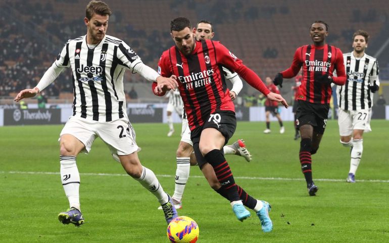 Introduzione: un’amichevole dal sapore di mercato
La Juventus di Igor Tudor ha superato 2-0 la Next Gen in una classica partita in famiglia, disputata all’Allianz Stadium di Torino il 13 agosto 2025.
La sfida ha visto in campo molti giocatori “in bilico”, compresi Dusan Vlahovic e Douglas Luiz, protagonisti dei gol bianconeri.
Nonostante la vittoria, l’attenzione del pubblico è stata catturata soprattutto dai fischi rivolti a Vlahovic, segnale di una frattura ancora aperta con la tifoseria.

H2 – La formazione di Tudor e la scelta dei “separati in casa”
Per questa amichevole interna, Tudor ha optato per un ampio turnover rispetto alla vittoria contro il Borussia Dortmund in Germania.
Solo Kelly è stato confermato tra i titolari, mentre spazio dal primo minuto a chi sta vivendo una situazione incerta di mercato:

In porta: Carlo Pinsoglio

In attacco: Dusan Vlahovic

A centrocampo: Douglas Luiz e Nico Gonzalez

Sulla trequarti: Miretti a supporto

L’allenatore croato ha scelto di dare minuti preziosi a chi potrebbe essere ceduto o rientrare in trattative, trasformando la partita in una sorta di “vetrina” pre-mercato.

H2 – Primo tempo: Douglas Luiz sblocca il match
H3 – Un avvio lento, complice il caldo
I primi quindici minuti sono stati condizionati dal clima afoso di Torino.
Poco movimento senza palla, molti passaggi orizzontali e ritmi bassi, con entrambe le squadre attente a non sprecare energie.

H3 – Il gol del brasiliano
La svolta arriva al 16’: cross di Kostic dalla sinistra e colpo di testa vincente di Douglas Luiz, che firma così il suo primo gol con la maglia bianconera.
Il brasiliano, acquistato a peso d’oro e reduce da una stagione difficile, ha mostrato segnali di crescita, approfittando del pressing blando della Next Gen.

H2 – Vlahovic: tra gol e contestazione
H3 – L’occasione mancata
Dusan Vlahovic ha avuto l’opportunità di raddoppiare già nel primo tempo, ma il suo tiro è terminato alto sopra la traversa.

H3 – La rete e i fischi
Pochi minuti dopo, l’attaccante serbo ha trovato il gol del 2-0, ma l’Allianz Stadium ha reagito con fischi sonori.
Il segnale è chiaro: una parte consistente della tifoseria non lo vede più come simbolo del futuro bianconero.

H4 – Il caso Vlahovic e il mercato
Due anni dopo il tormentone Vlahovic-Lukaku, il malumore intorno al numero 9 è tornato attuale.
Con il mercato ancora aperto, la sensazione è che l’addio sia più vicino che mai.

H2 – Secondo tempo: spazio ai titolari e festa dei tifosi
H3 – Cambi e gestione delle energie
Nella ripresa Tudor ha mandato in campo i titolari, lasciando a riposo Bremer.
Sono entrati Locatelli, Thuram, Cambiaso, Yildiz e Jonathan David, ma il punteggio è rimasto invariato.

H3 – L’invasione pacifica
Al 52’ la partita è stata interrotta da un’invasione di campo festosa: centinaia di tifosi hanno voluto salutare da vicino i loro beniamini, trasformando l’amichevole in una giornata di festa.

H2 – Analisi tecnica della partita
H3 – Le scelte tattiche di Tudor
Tudor ha alternato il 3-5-2 e il 4-2-3-1, provando soluzioni che potrebbero essere utili in campionato.
L’utilizzo di Douglas Luiz come trequartista è stato uno degli esperimenti più riusciti.

H3 – La condizione fisica
La squadra ha mostrato una buona tenuta atletica, nonostante il caldo.
Segnali incoraggianti in vista del debutto ufficiale contro il Parma il 24 agosto.

H2 – Prossimi impegni della Juventus
Il precampionato proseguirà sabato 16 agosto 2025 con l’amichevole a Bergamo contro l’Atalanta.
Sarà l’ultimo test prima dell’inizio della Serie A.

H2 – Considerazioni finali
Questa amichevole ha offerto più spunti extracampo che tecnici:

Vlahovic ha segnato ma è stato fischiato

Douglas Luiz ha trovato fiducia

Tudor ha potuto testare diversi schemi

Il futuro di alcuni protagonisti resta incerto, ma la Juventus sembra pronta per affrontare la nuova stagione.

