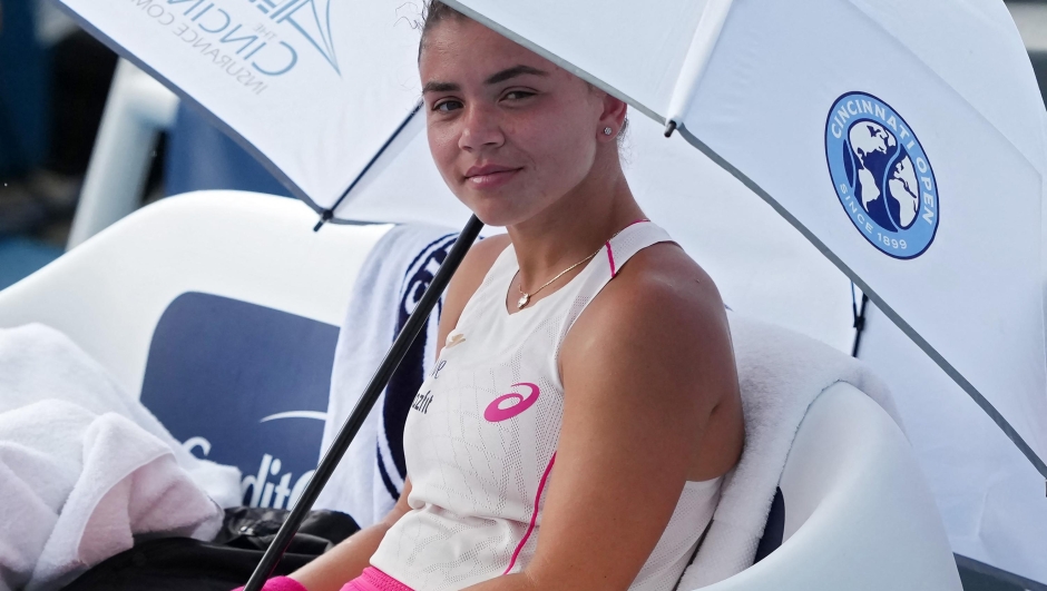 Conclusione La giornata di Cincinnati 2025 sta regalando grandi soddisfazioni al tennis italiano. Paolini in vantaggio, Nardi vittorioso, Musetti-Sonego e Bolelli-Vavassori vincenti in doppio: il bilancio è fin qui molto positivo. Con Sinner atteso in serata e Bronzetti in campo contro Ostapenko, c’è ancora molto tennis da vivere e tanti punti in palio. Gli appassionati sperano in un finale di settimana con più azzurri protagonisti e, chissà, magari anche un titolo da portare a casa.